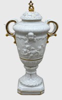 Auktion 376<br>Prunkvase Puttenbacchanal mit Goldstaffage, H-31 cm, 19.Jhd., ungemarkt?