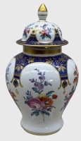 Auktion 376<br>handbemalte Porzellan-Deckelvase, Dresden-Potschapell, Kobaltblau, Goldverzierungen und feiner Blumenmalerei. H-27 cm