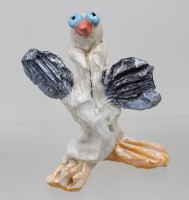 Auktion 376<br>handgefertigte Keramikfigur eines Vogels mit gro&szlig;en blauen Augen, einem roten Schnabel 