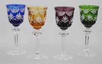 Auktion 376<br>4 edle R&ouml;mer- bzw. Kristalls&uuml;&szlig;weingl&auml;ser aus buntem &Uuml;berfangglas, hergestellt in traditioneller Handarbeit von der  Dorotheenh&uuml;tte Wolfach