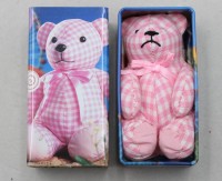 Auktion 376 / Los 12010 <br>ein Miniatur-Teddyb&auml;r aus der Tiny Tins-Kollektion von Hasbro aus den 1990er/fr&uuml;hen 2000er Jahren