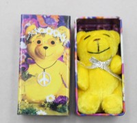 Auktion 376 / Los 12011 <br>ein Miniatur-Teddyb&auml;r aus der Tiny Tins-Kollektion von Hasbro aus den 1990er/fr&uuml;hen 2000er Jahren