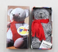 Auktion 376<br>ein Miniatur-Teddyb&auml;r aus der Tiny Tins-Kollektion von Hasbro aus den 1990er/fr&uuml;hen 2000er Jahren