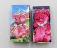 Auktion 376<br>ein Miniatur-Teddyb&auml;r aus der Tiny Tins-Kollektion von Hasbro aus den 1990er/fr&uuml;hen 2000er Jahren