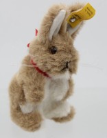 Auktion 376<br>kl. Steiff Hase ,, Manni '' Knopf und Fahne 