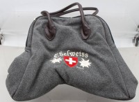 Auktion 376<br>eine graue Filztasche mit braunen Henkeln und einer Edelwei&szlig;-Stickerei samt rotem Schweizer Kreuz.