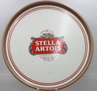 Auktion 376<br>Vintage-Metall-Serviertablett der Brauerei Stella Artois mit wei&szlig;er Oberfl&auml;che, rotem und goldenem Logo sowie einem goldfarbenen Rand 