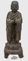 Auktion 376<br>chinesische Bronzefigur eines buddhistischen M&ouml;nchs (wie etwa Ananda oder Mahakasyapa) aus der Ming-Dynastie (1368-1644) mit Resten von Goldlack. Altersspuren, H-29 cm