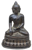 Auktion 376<br>Bronze BUDDHA MIT GRAVIERTEN MUSTERN AUF DEM KASAYA-GEWAND. sinotibetisch?, wohl 19.Jhd.