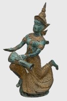 Auktion 376<br>thail&auml;ndische Bronzefigur eines himmlischen Musikers mit Trommel, patiniert und feuervergoldet, H-20 cm