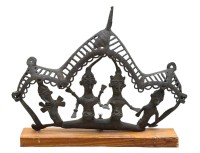 Auktion 376<br>indischer Hausaltar, wohl Bronze stark patiniert, auf Holz, H-14 cm, B-20 cm (ohne Holz), Alter?