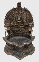 Auktion 376<br>antike indische Tempel-&Ouml;llampe (Diya) aus Bronze oder einer Kupferlegierung aus dem 19. Jahrhundert.H-13 cm,  B-10 cm
