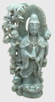 Auktion 376<br>chines Jadeschnitzerei, G&ouml;ttin Bodhisattva Guanyin , flankiert von Kindern (G&ouml;ttin der Barmherigkeit), H-25 cm
