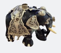 Auktion 376<br>Prozessions-Elefant Skulptur aus geschnitztem Holz, Silber und Glascabochons, aus Sri Lanka,, H-5,5 cm, L-8 cm