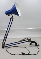 Auktion 376<br>blaue Vintage-Schreibtischlampe bzw. Architektenlampe im Industriestil mit Parallelogramm-Gelenkarm, Federn und einer Tischklemme ,