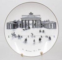 Auktion 376<br>Ansichten-Teller von KPM ,, das Brandenburger Thor in Berlin ''