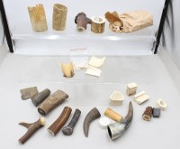 Auktion 376<br>Sammlung von nat&uuml;rlichen Rothirschgeweih-St&uuml;cken, Abwurfstangen, Geweihscheiben, Hornteilen .