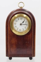 Auktion 376<br>vintage Kaminuhr im klassischen &bdquo;Beehive&ldquo;-Stil (Bienenkorb-Form) aus Holz mit einem runden Zifferblatt und einer goldfarbenen L&uuml;nette