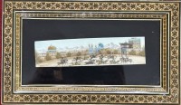 Auktion 376<br>persische Miniaturmalerei, Reitersoldaten vor Moschee/Palast, Rahmen aufwendig intarsiert/Glas, RG 24x14 cm