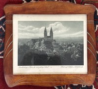 Auktion 376<br>Blick auf Quedlinburg, Stich im Jugendstil-Holzrahmen, 30x27 cm, anbei Rechnung des Auktionshauses Quedlingburg von 2007 (Euro 80,--)