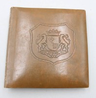 Auktion 376<br>braunes Postkartenalbum ( leer )  mit einer gepr&auml;gten Wappenverzierung und der Aufschrift &bdquo;BREMEN&ldquo;.