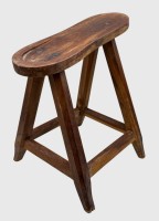 Auktion 376<br>alter Holzhocker bzw. Schemel, Tischlerarbeit, ev. Schuhputzer oder Schuster?, H-41 cm,  34x11,5 cm