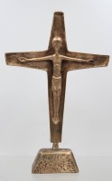 Auktion 376<br>Kruzifix aus patiniertem Bronzeguss mit einer stilisierten Christus-Figur auf einem trapezf&ouml;rmigen Standfu&szlig;,