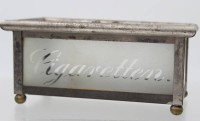 Auktion 376<br>vintage Schatulle aus Glas mit Metallfassung und kleinen Kugelf&uuml;&szlig;en f&uuml;r Zigaretten .
