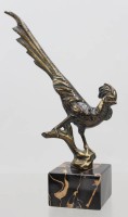 Auktion 376<br>ein schreitender Fasan (oder Goldfasan) im Art-D&eacute;co-Stil aus Bronze auf einem quadratischen Sockel aus geadertem Marmor.