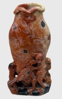 Auktion 376<br>Speckstein-Vase, beschnitzt mit Affen und Vogel, H-15 cm