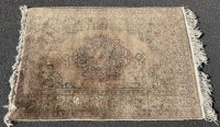 Auktion 376<br>Orient-Teppich,  wohl Seidenflor, 90x125 cm