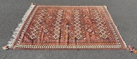 Auktion 376<br>handgewebter afghanischer Kelim mit traditionellen geometrischen Rauten- und Streifenmustern in warmen Erdt&ouml;nen wie Braun, Rot und Orange.  220x150 cm,
