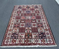 Auktion 376<br>Bachtiar-Gartenteppich (Bakhtiari) aus dem Iran,  klassisches Paradiesgarten-Muster mit quadratischen Feldern,  160x240 cm