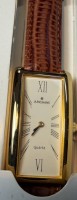 Auktion 376<br>Quartz DAU "Junghans" neu in Display, mit Beschreibung, Krokoband
