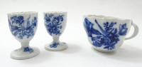 Los 1001 <br>3 Teile altes Meissen-Porzellan, Tasse und 2 Eierbecher, "Blaue Blume", H. 6 und 7 cm, Tasse mit Abplatzer am Rand, Altersspuren