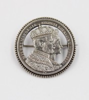 Auktion 376<br>antike Schmuckbrosche, gefertigt aus preu&szlig;ischem Kr&ouml;nungstaler von 1861, Silber, ca. 17,7gr., D-3,8cm
