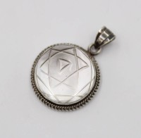 Auktion 376<br>Silber-Anh&auml;nger, Cabochon aus Bergkristall, Sri Yantra-Symbol, ca. D-2,5cm