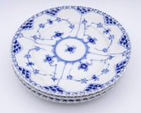 Los 1006 <br>Drei Kuchenteller "Royal Copenhagen" Dekor Musselmalet Vollspitze, am Boden mit grüner Firmenmarke und blauen Wellen, D. 17,5cm, unbeschädigt