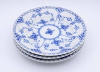 Los 1007 <br>Drei Gebäckteller "Royal Copenhagen" Dekor Musselmalet Vollspitze, am Boden mit grüner Firmenmarke und blauen Wellen, D. 15,0cm, unbeschädigt