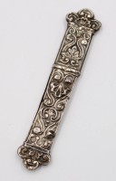Auktion 376<br>antikes Nadeletui, Silber gepr&uuml;ft, 19. Jhd., reliefiert, ca. 2,3gr., Altersspuren, L-