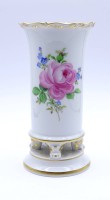 Los 1011 <br>Vase Meissen, Schwertermarke, 1.Wahl, florales Dekor, Goldbemalung, H. 14cm, unbeschädigt