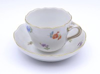 Los 1012 <br>Mokka Tasse mit U.T.  Meissen, Schwertermarke, 1.Wahl, Streublümchen, Goldbemalung, H. 6,0cm, unbeschädigt