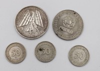 Auktion 376 / Los 6053 <br>kl. M&uuml;nzkonvolut, 3x 50 Pfennnige, 10 DM (Silber) und Shell-Marke WM 70
