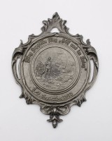 Auktion 376<br>Wandplakette aus der Zeit des Ersten Weltkriegs mit dem Spruch &bdquo;Flieg Zeppelin flieg - hilf uns im Krieg&ldquo;, 8.-9. September 1915, ca. 15,5 x 11,5cm
