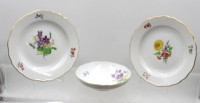 Auktion 376<br>2x Kuchenteller u. eine Untertasse, Meissen, Schwertermarke, Dekor &bdquo;Bunte Blume&ldquo;, feine Blumenmalerei und Goldrand, je 1. Wahl, D-18cm u. 14cm