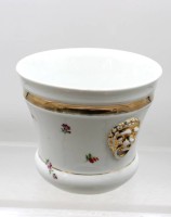 Auktion 376<br>&Uuml;bertopf um 1920, Schierholz, Blumendekor, beidseitig L&ouml;wenk&ouml;pfe, Boden altrissig, ca. H-16cm D-18cm