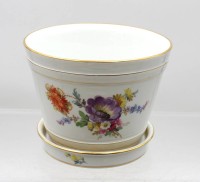 Auktion 376<br>&Uuml;bertopf mit Unterteller, Meissen, Schwertermarke, Dekor &bdquo;Bunte Blume&ldquo;, feine Blumenmalerei und Goldrand, je 1. Wahl, Unterteller mit Gebrauchsspuren, ca. H-12cm D-16cm