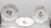 Auktion 376<br>3x Kuchenteller, Meissen, Schwertermarke, Dekor &bdquo;Bunte Blume&ldquo;, feine Blumenmalerei und Goldrand, je 1. Wahl, D-19,5cm