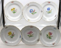 Auktion 376<br>6x flache Speiseteller, Meissen, Schwertermarke, Dekor &bdquo;Bunte Blume&ldquo;, feine Blumenmalerei und Goldrand, je 1. Wahl, D-25cm