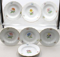 Auktion 376<br>7x tiefe Speiseteller, Meissen, Schwertermarke, Dekor &bdquo;Bunte Blume&ldquo;, feine Blumenmalerei und Goldrand, je 1. Wahl, je D-23cm